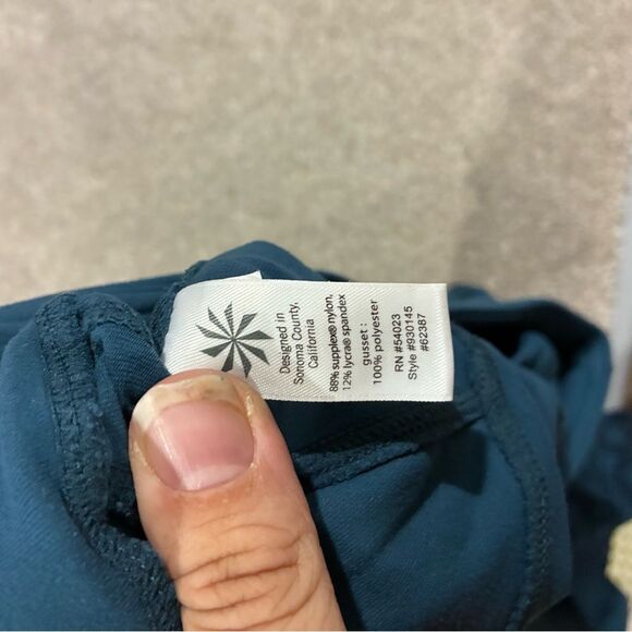 Athleta Salutation Stash Pocket Capri Leggings Blue Floral Lace Print Size M - Picture 4 of 4